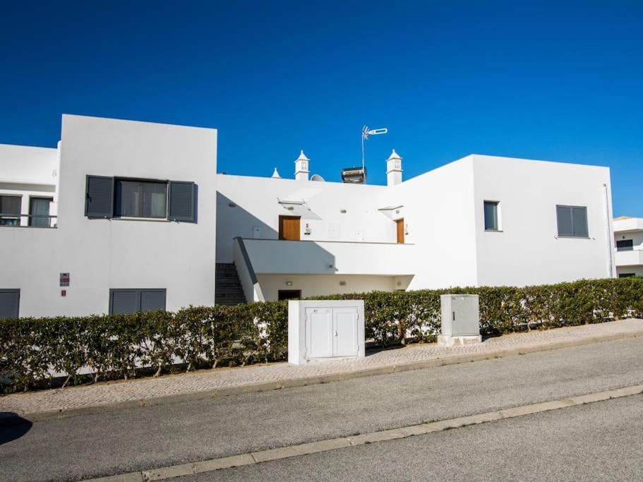 Lake Apartment - Pool And Sea View & Tennis Court & Bbq ペラ エクステリア 写真